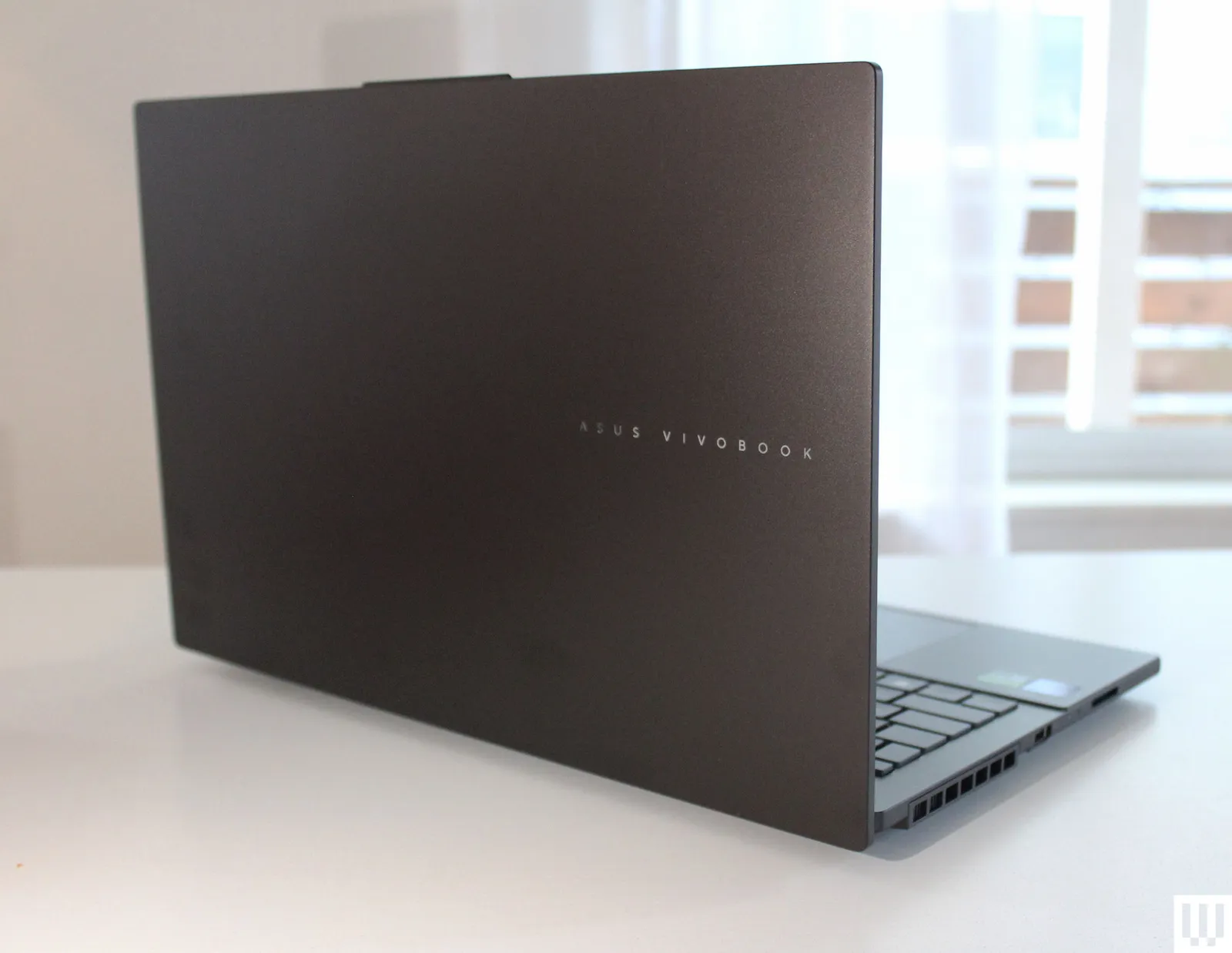 نمای پشتی لپتاپ Asus Vivobook Pro 15 با طراحی مینیمال و رنگ خاکستری مات