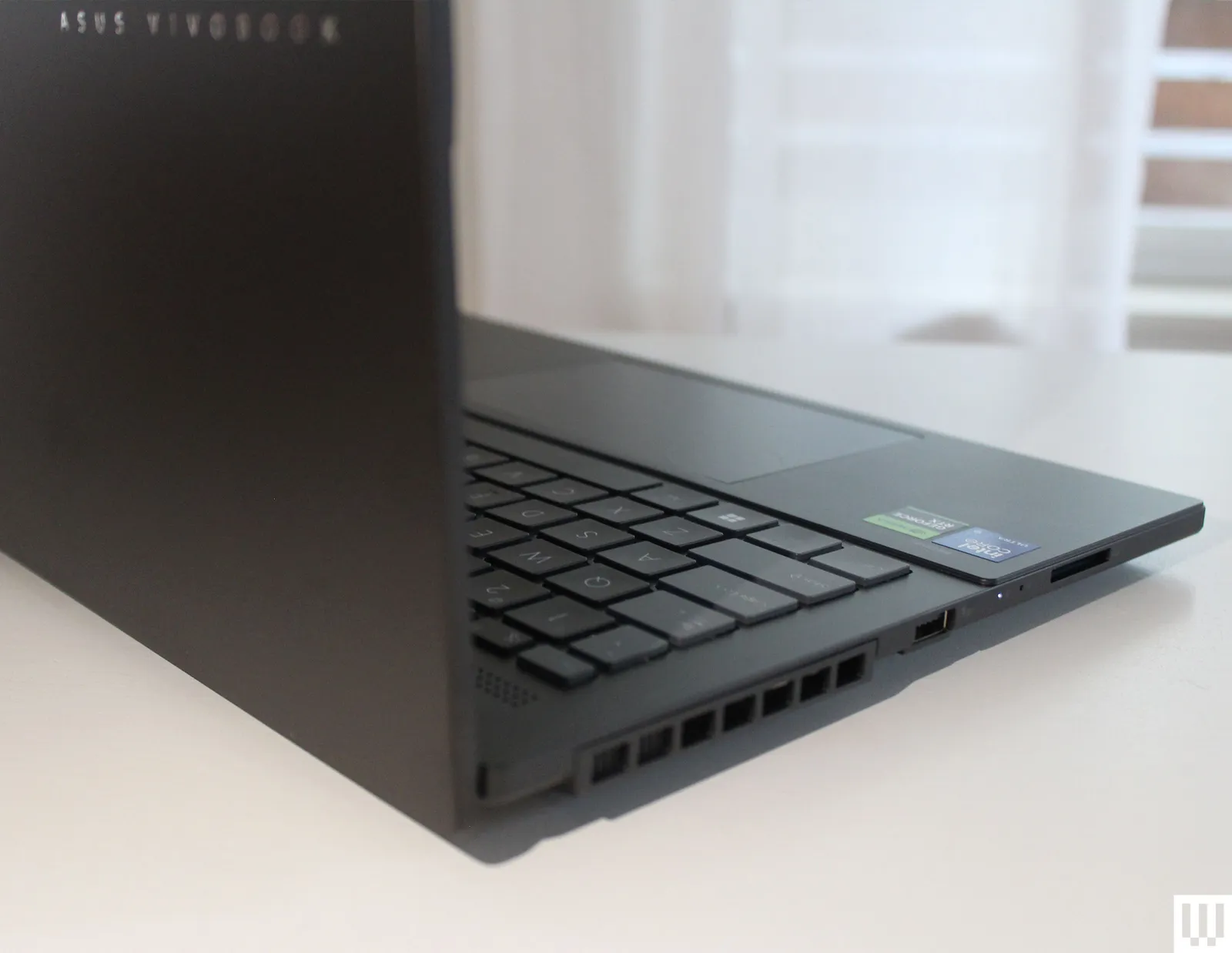 نمای سمت چپ و پشت لپتاپ Asus Vivobook Pro 15 با خروجی هوا، پورت USB-A و شیار کارتخوان SD
