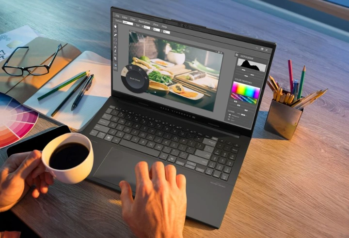 نمایی از لپتاپ Asus Vivobook Pro 15 در حال ویرایش عکس با نمایشگر OLED و طراحی حرفهای
