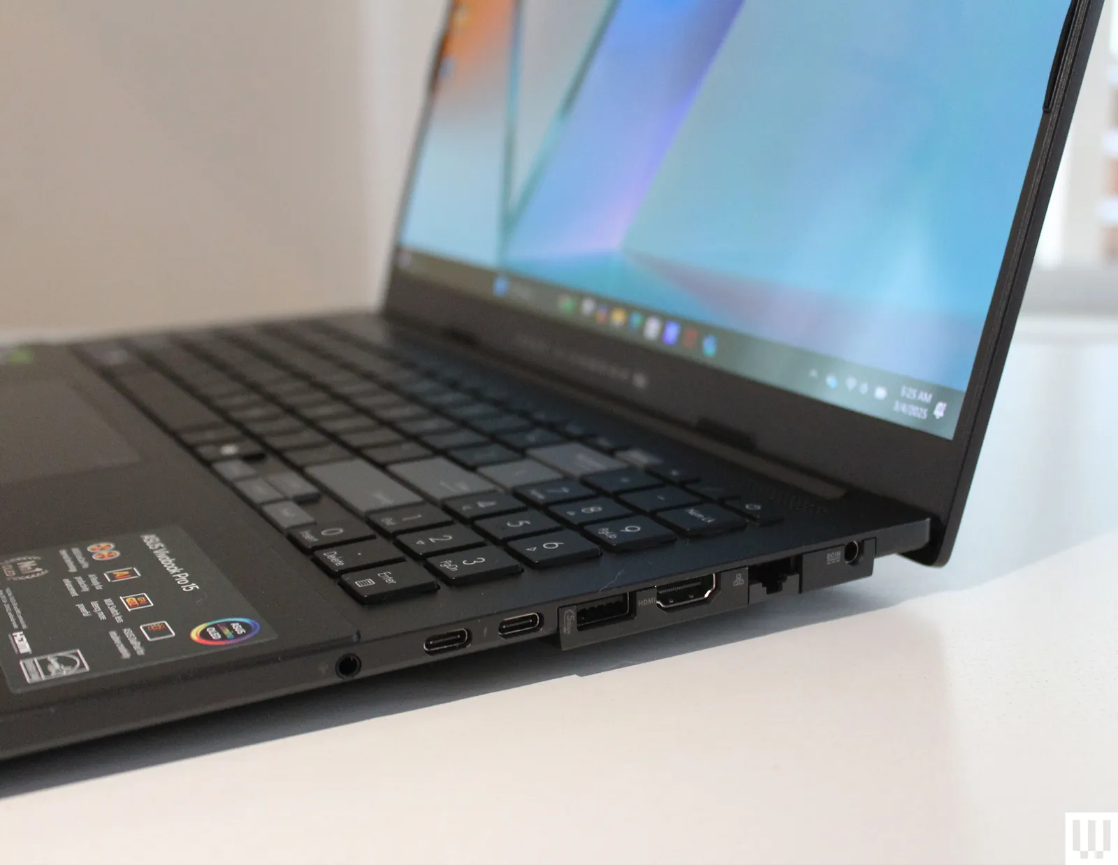 نمای نزدیک از پورتهای سمت راست لپتاپ Asus Vivobook Pro 15 شامل HDMI، USB-C، Thunderbolt، اترنت و ورودی شارژ