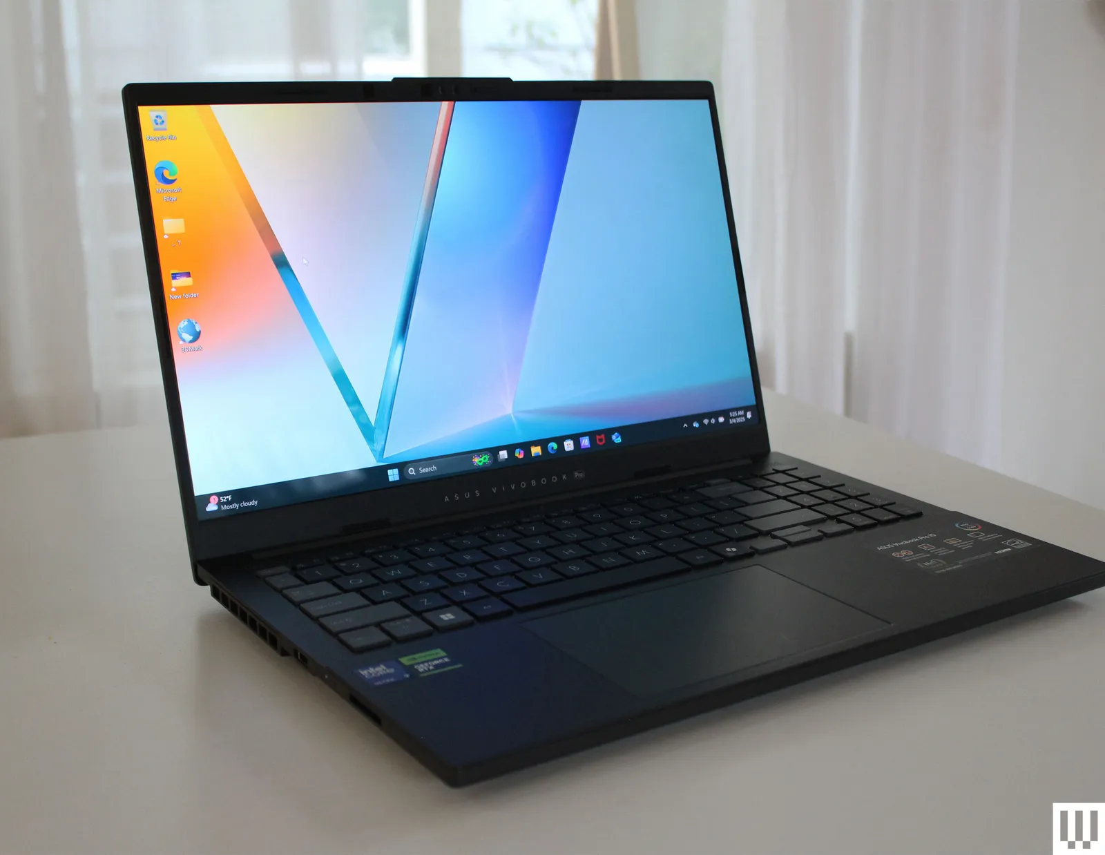 نمای کناری لپتاپ Asus Vivobook Pro 15 با نمایشگر OLED روشن و طراحی ساده