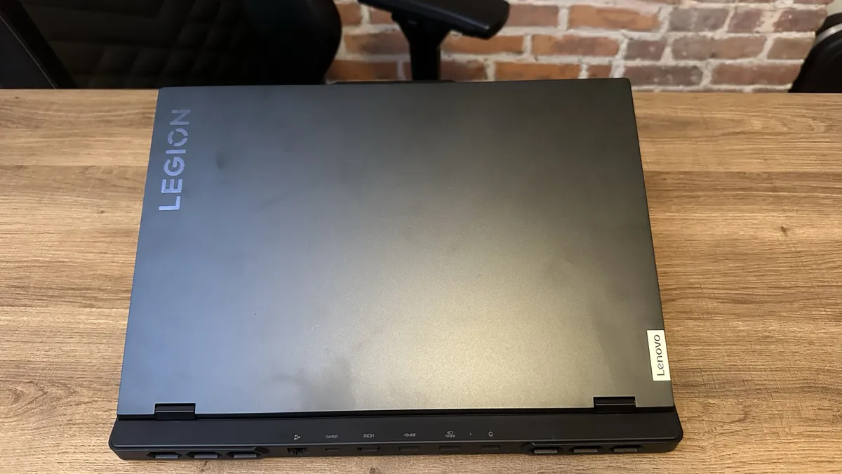 نمای بالا از لپتاپ گیمینگ Lenovo Legion Pro 7i Gen 9 روی میز چوبی