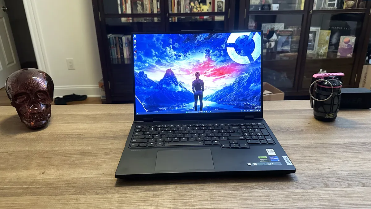 لپتاپ Lenovo Legion Pro 7i Gen 9 روشن با نمایشگر بازی روی میز در اتاق گیمر