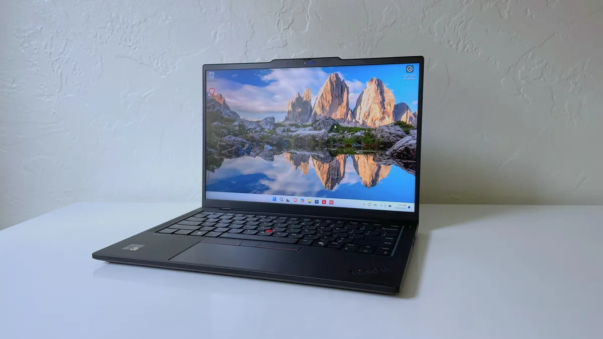 نمای جلویی لپتاپ Lenovo ThinkPad T14s Gen 6 با ویندوز 11 روی میز سفید