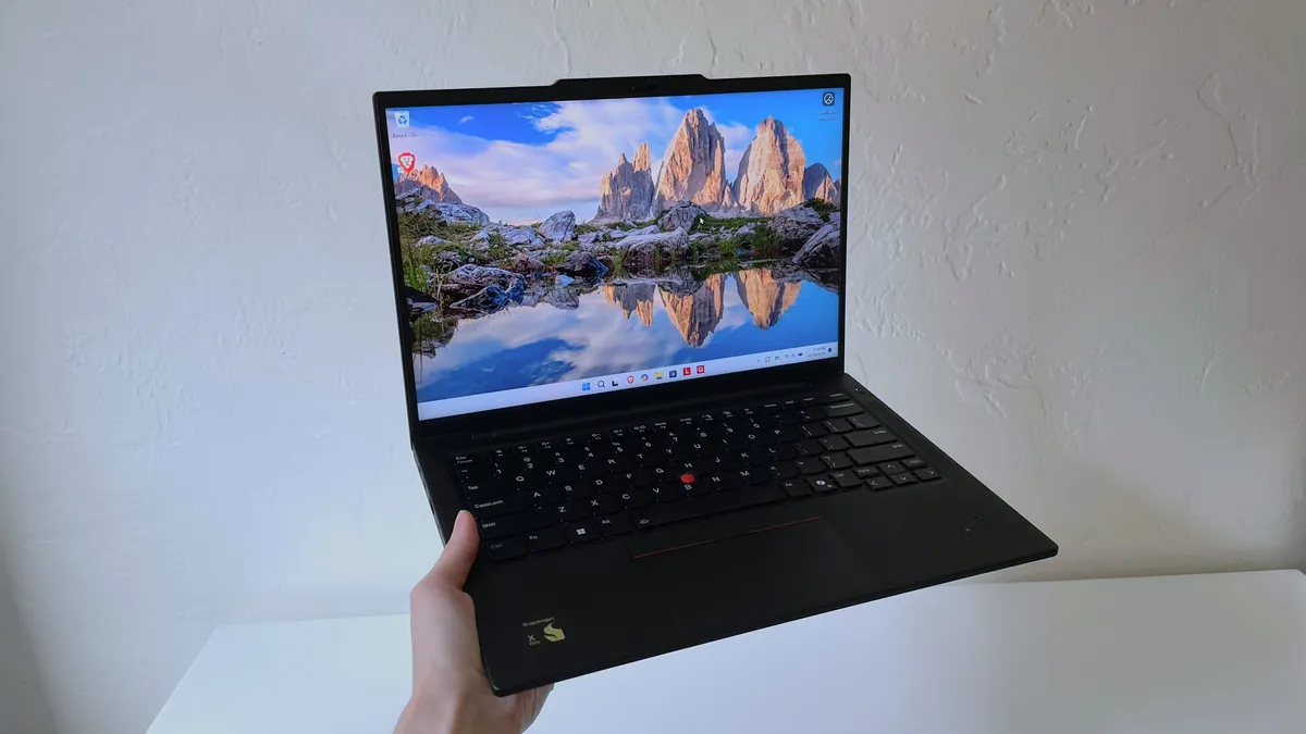 لپتاپ Lenovo ThinkPad T14s Gen 6 در حال حمل با یک دست، مناسب برای کاربران حرفهای
