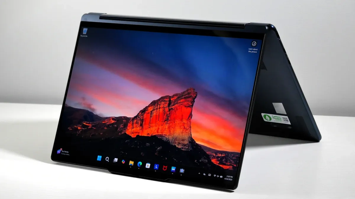 لپتاپ Lenovo Yoga 9i در حالت ایستاده با نمایشگر لمسی روشن و طراحی ۲ در ۱