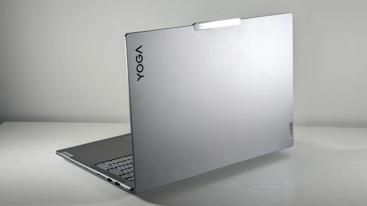 طراحی فلزی پشت لپتاپ Lenovo Yoga Pro 9i 16 Gen 9 با لوگوی YOGA و بدنه نقرهای