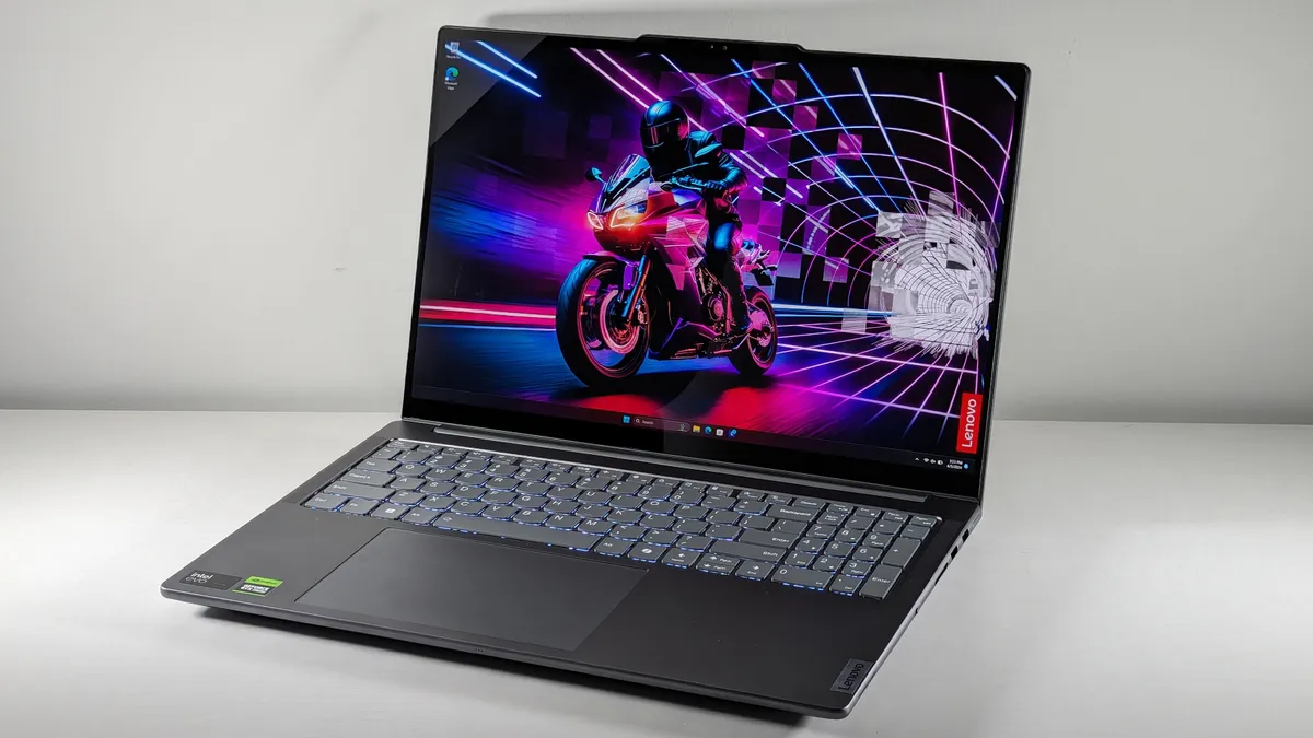 لپتاپ Lenovo Yoga Pro 9i 16 Gen 9 با نمایشگر روشن و تصویر گرافیکی در محیط کاری