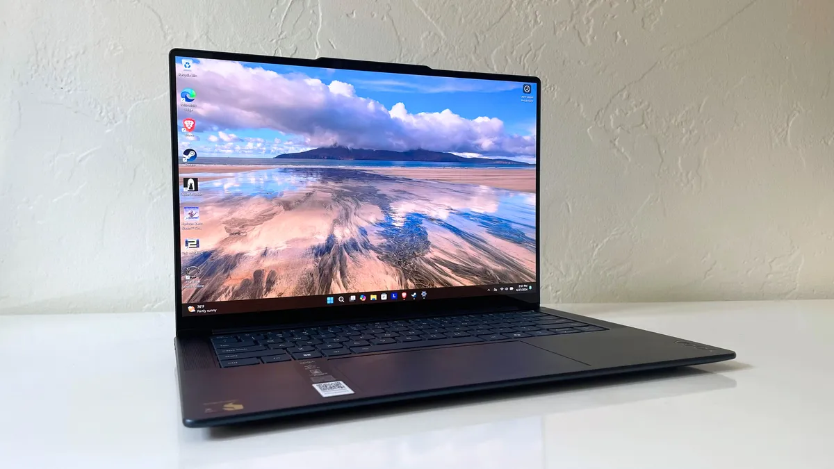 لپتاپ Lenovo Yoga Slim 7x با نمایشگر روشن و طراحی باریک روی میز سفید
