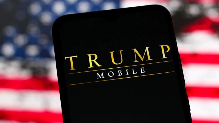 لوگوی Trump Mobile با پسزمینه پرچم آمریکا روی نمایشگر گوشی