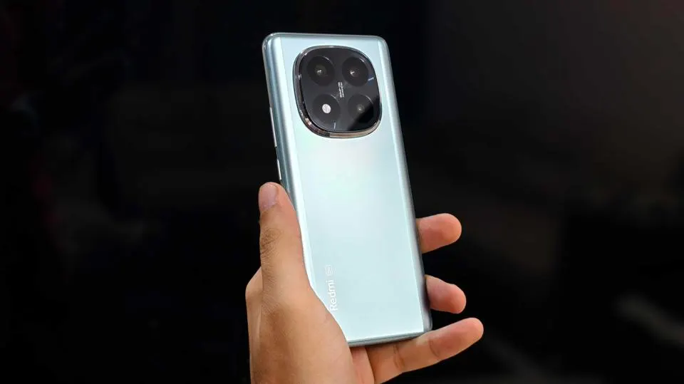 نمای نزدیک از قاب پشتی Redmi Note 14 Pro+ با طراحی شیشهای و دوربین سهگانه