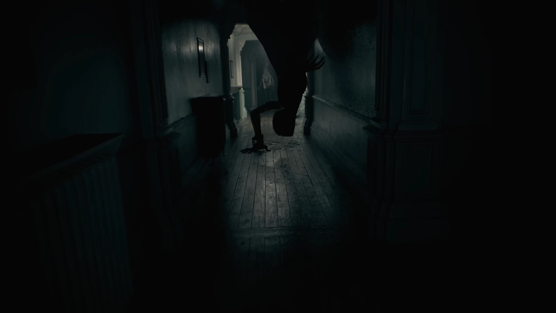 موجودی مرموز در راهروی تاریک هتل در یکی از سکانسهای ترسناک تریلر Resident Evil 9: Requiem