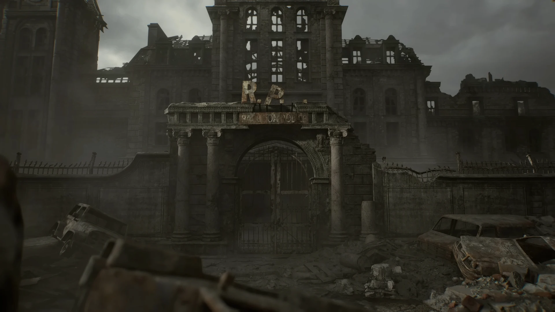 نمایی از ساختمان ویرانشده اداره پلیس راکونسیتی (R.P.D.) در Resident Evil 9: Requiem